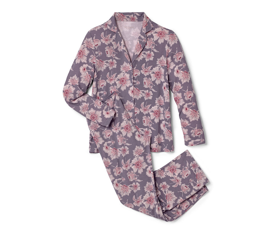 Ein lilafarbener Pyjama mit Blumenmuster.