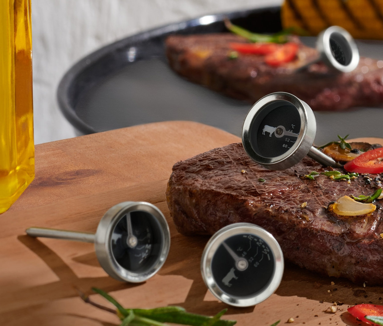 Steaks mit gegrilltem Gemüse und 4 BBQ-Thermometern.