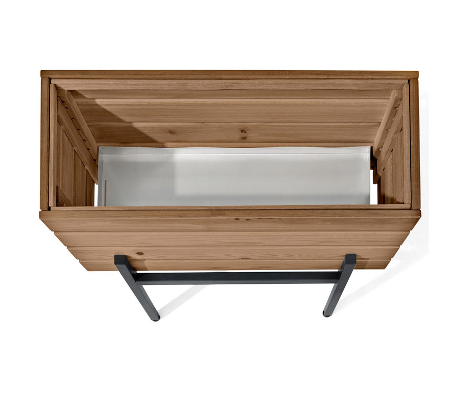 Ein brauner Pflanzkasten »Elin« mit einem weißen Inneneinsatz und schwarzen Beinen.