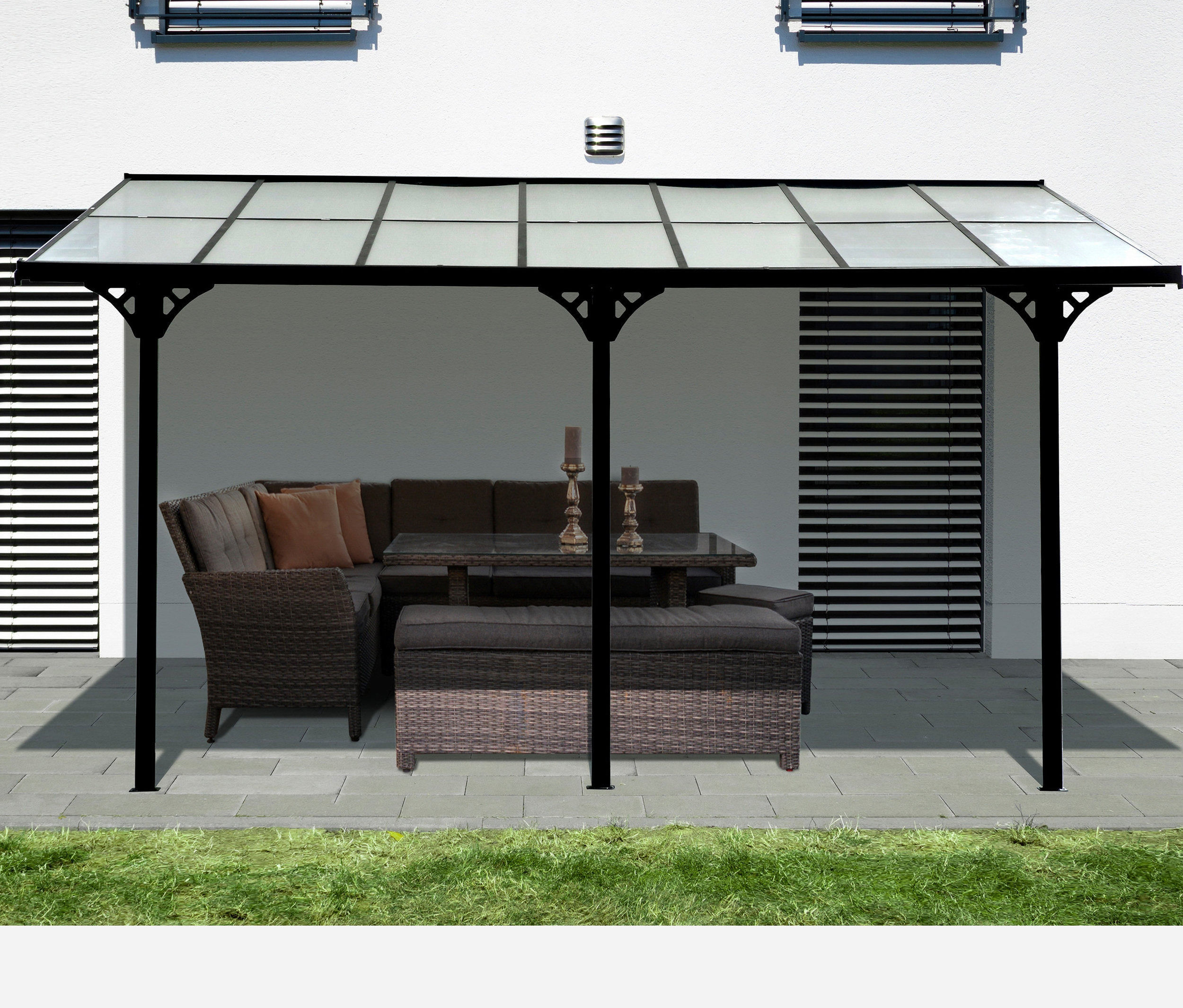 Anthrazitfarbene Terrassenüberdachung mit einer Breite von ca. 435 cm und Gartenmöbeln.