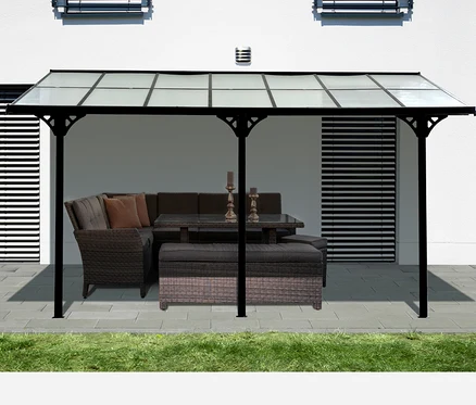 Anthrazitfarbene Terrassenüberdachung mit einer Breite von ca. 435 cm und Gartenmöbeln.
