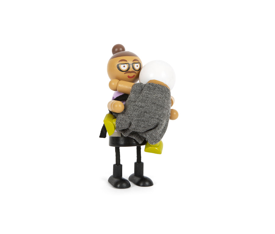 Hölzerne Biegepuppen-Mutter hält ein Baby aus der small foot Biegepuppen-Familie.