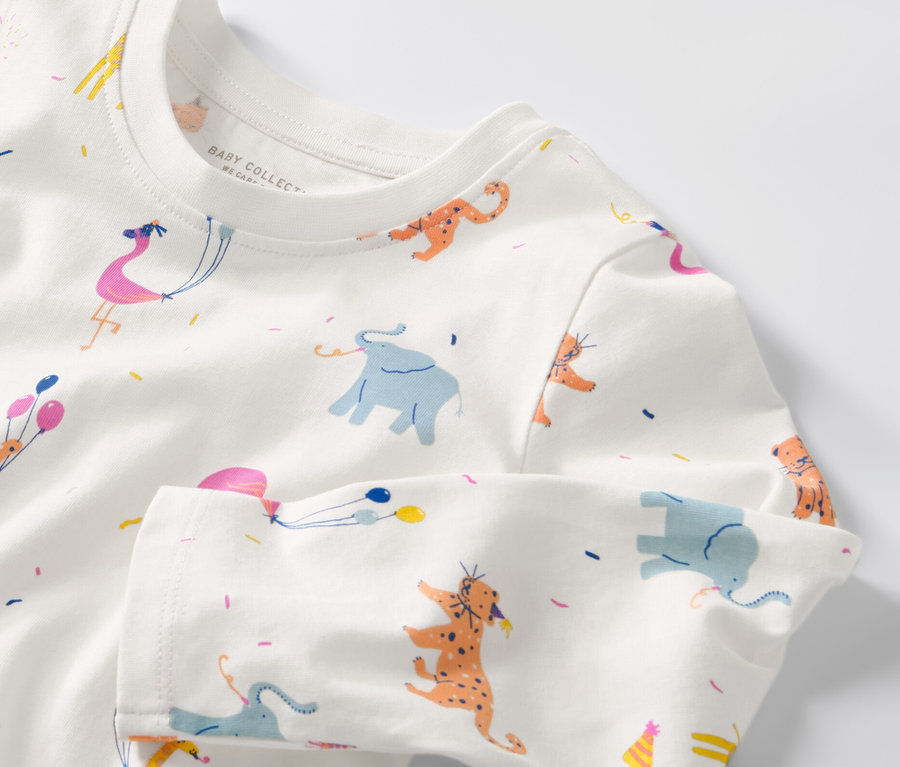 Detailansicht eines Baby-Langarmshirts mit Elefanten-, Giraffen-, Tiger- und Flamingo-Motiven mit Ballons.