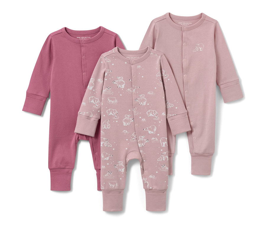 Drei rosa Baby-Pyjamas.