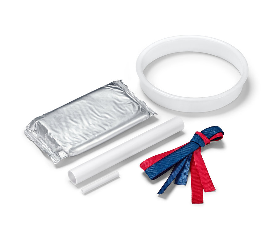 Das Pfoten-Abdruck-Set beinhaltet eine Packung, eine Walze, einen kleinen Stab, ein Band und einen weißen Kreis.