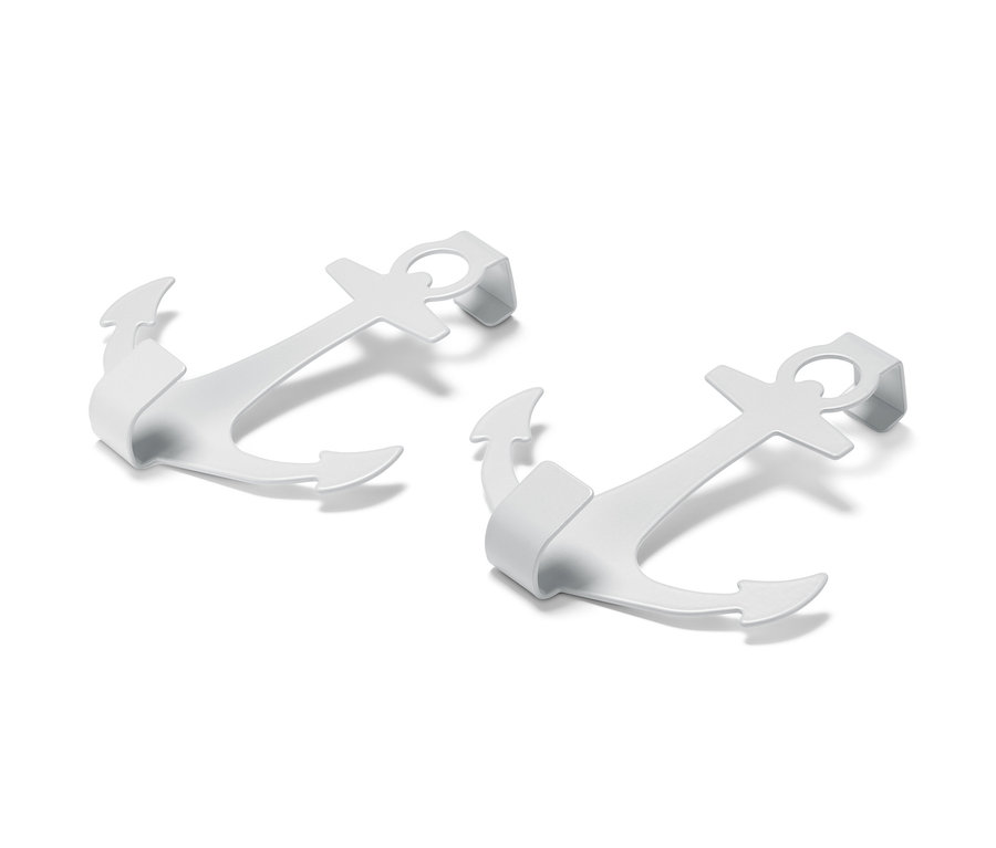 Zwei weiße Türhaken in Ankerform liegen auf einem weißen Hintergrund.