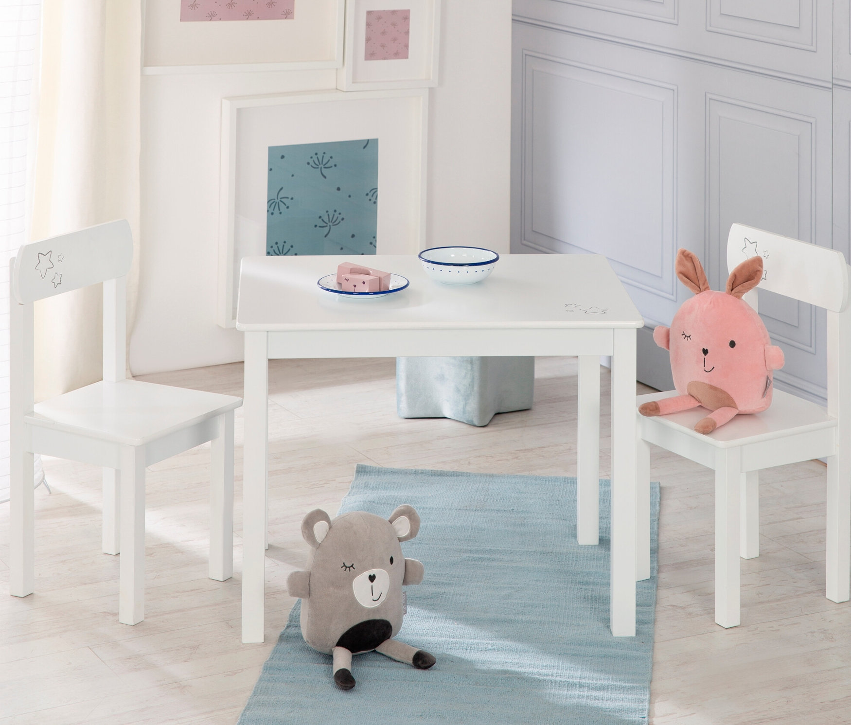 Weißes roba Kindersitzgruppe »Little Stars« mit Plüschbär und Hase.