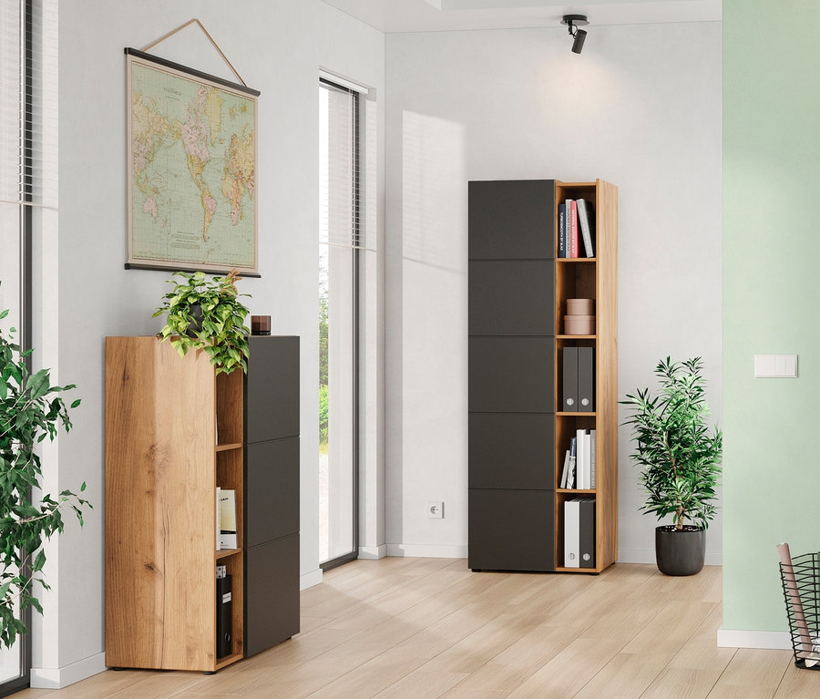 Ein Zimmer mit dem Schreibtisch »Olvera«, dem kleinen Aktenschrank »Olvera« und dem Aktenschrank »Olvera«.