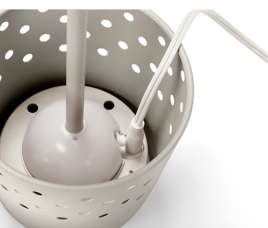 Detailansicht einer LED-Akku-Stehleuchte aus Metall in einem perforierten grauen Gehäuse.