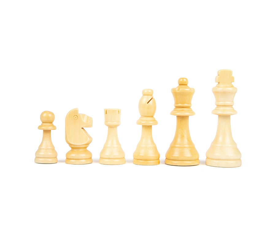 Sechs Figuren von small foot »Schach und Dame XL« in einer Reihe.