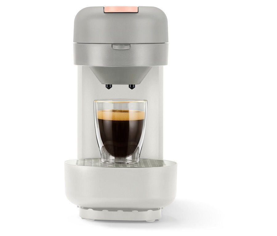 Eine »Call me Pad« Kaffee Padmaschine Soft White mit einer Tasse Kaffee.
