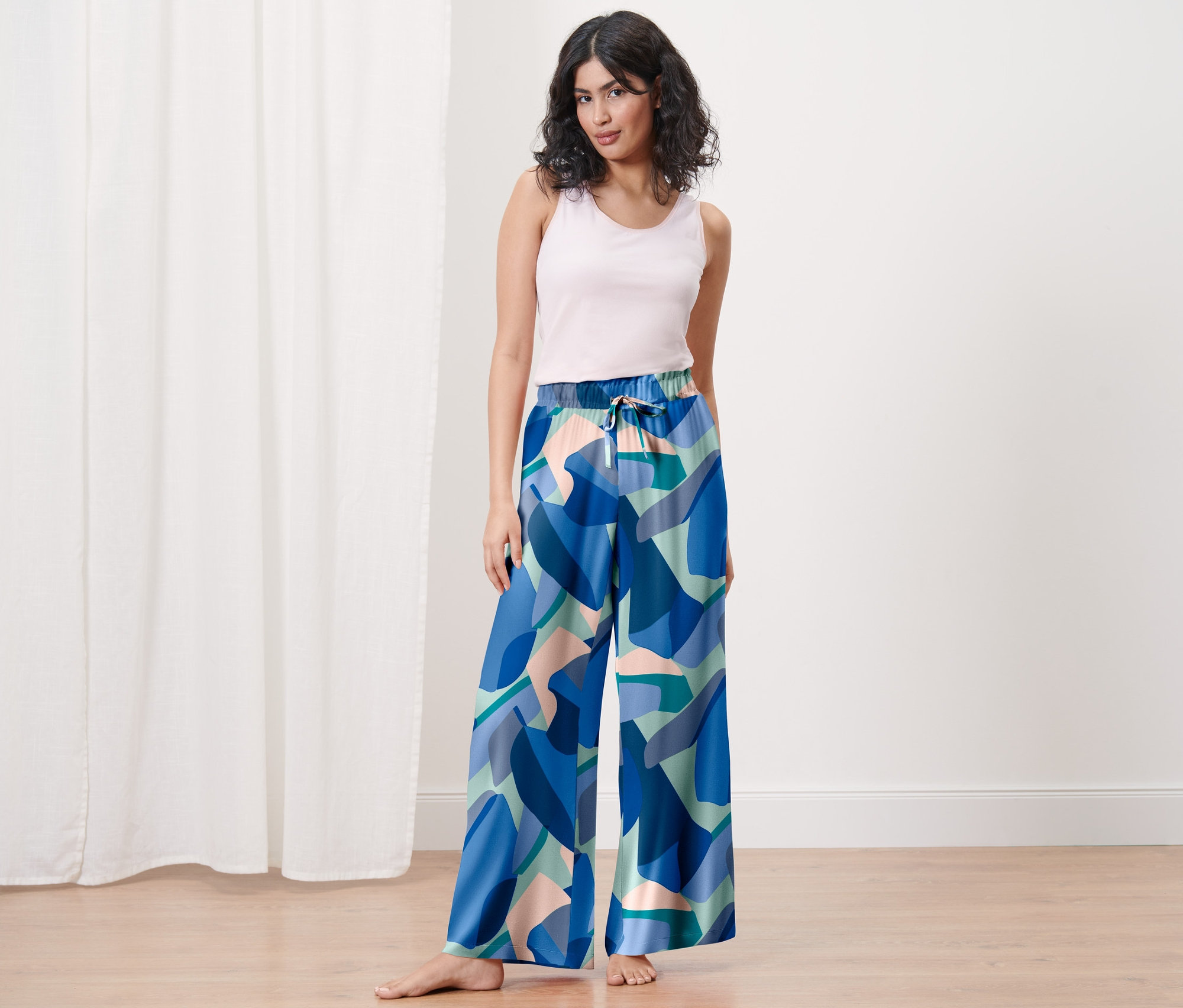 Frau trägt eine Relaxhose mit geometrischem Muster.