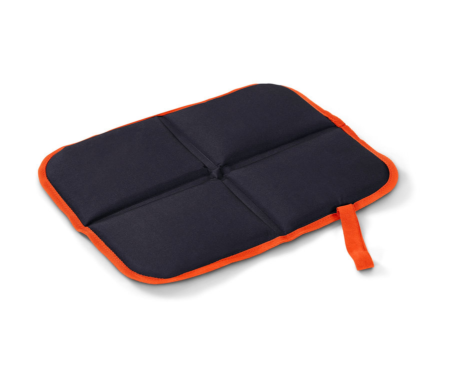 Ein faltbares Sitzkissen in Schwarz und Orange.