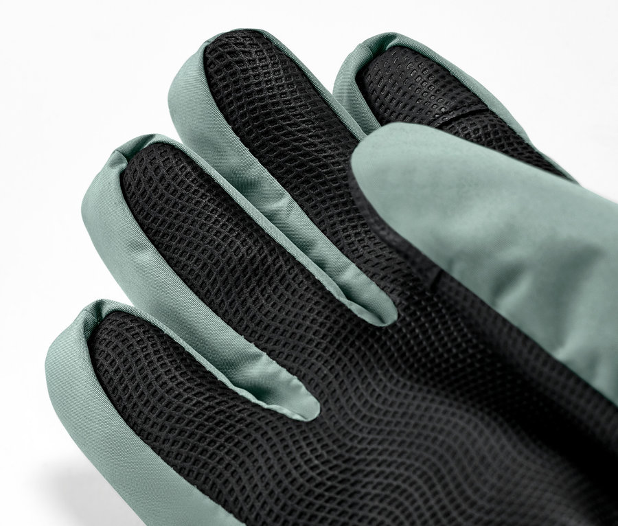 Detailansicht von grünen Kinder-Ski-und-Winterhandschuhen.