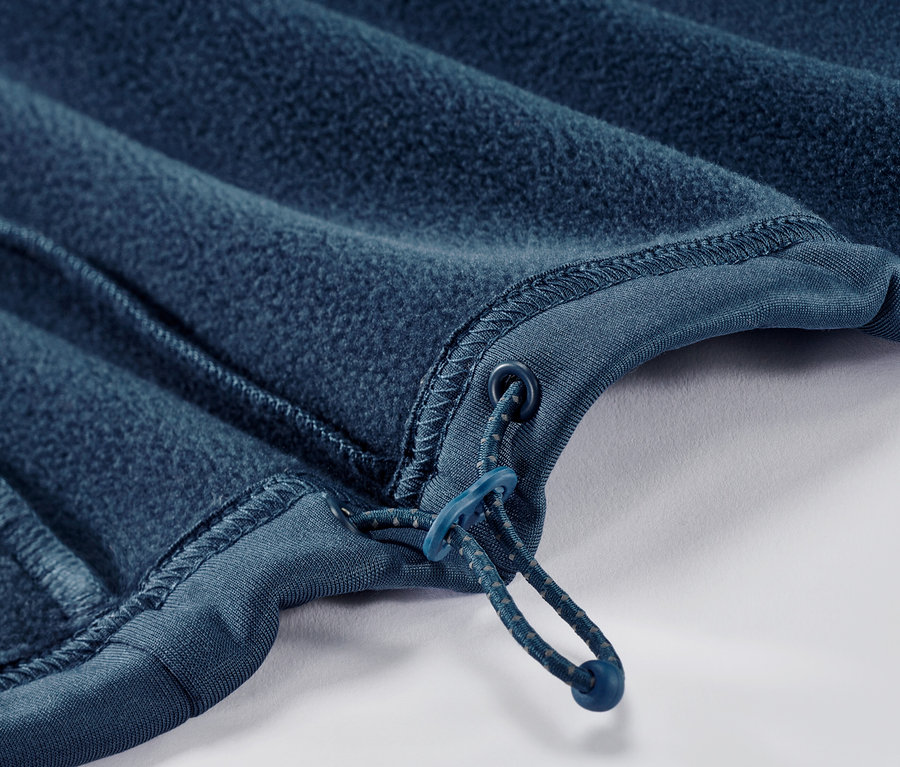 Detailansicht einer dunkelblauen Thermojacke.