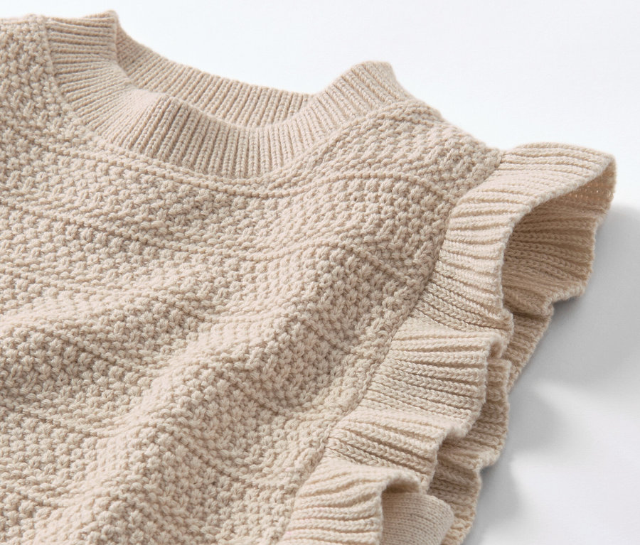 Detailansicht eines Kinder-Strickpullunders.