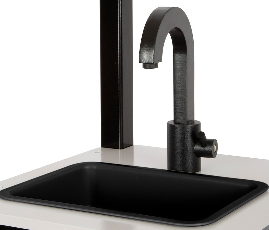 Detailansicht der small foot Kinderküche "Industrial" mit schwarzem Spülbecken und Wasserhahn.