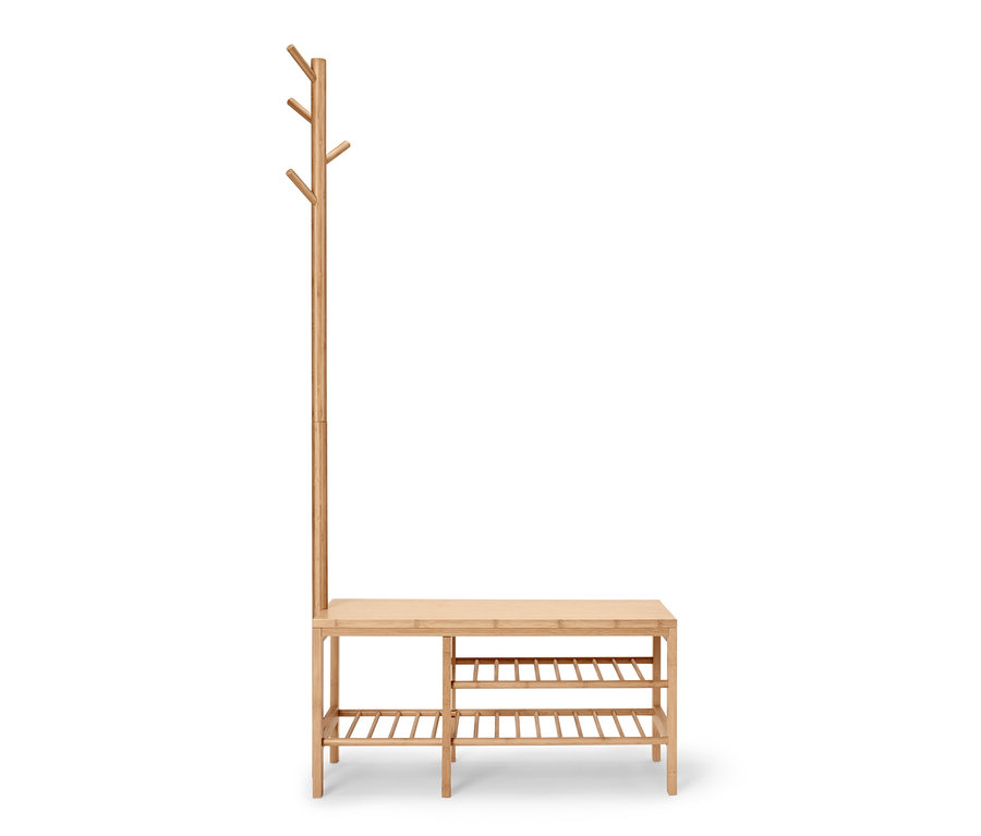 Helle Sitzbank mit Garderobenständer aus Bambus.