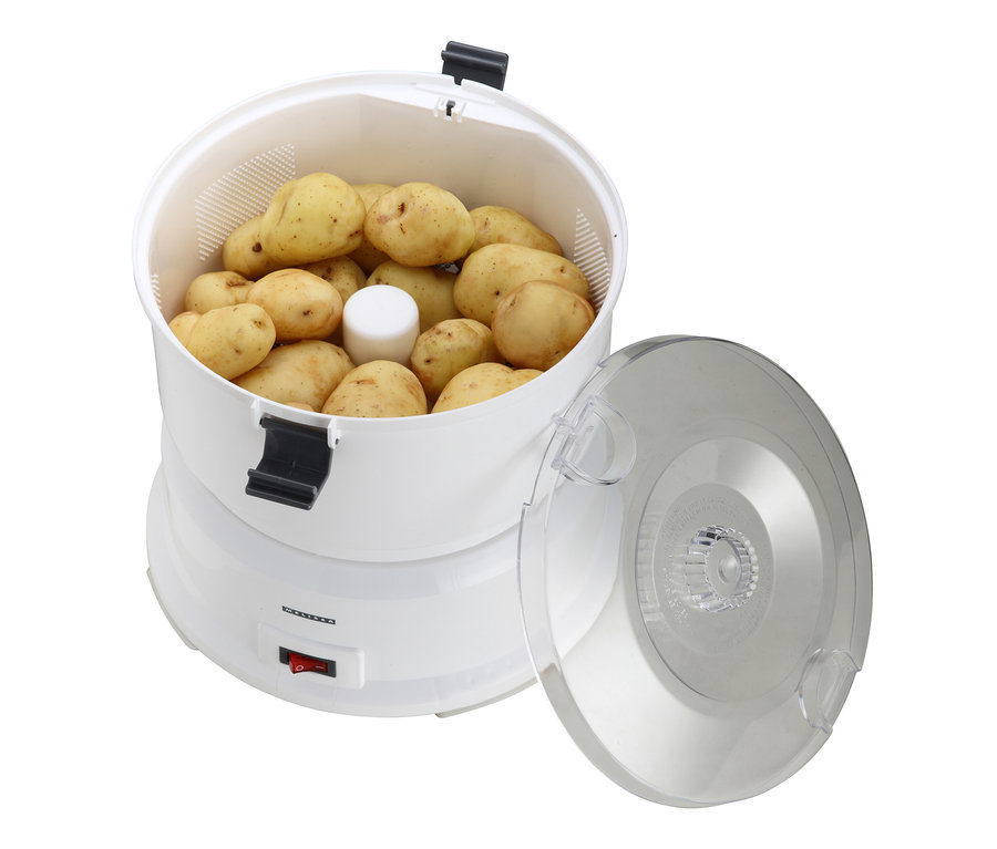 Kartoffeln in einem weißen Kartoffelschäler-und-Salatschleuder mit transparentem Deckel.