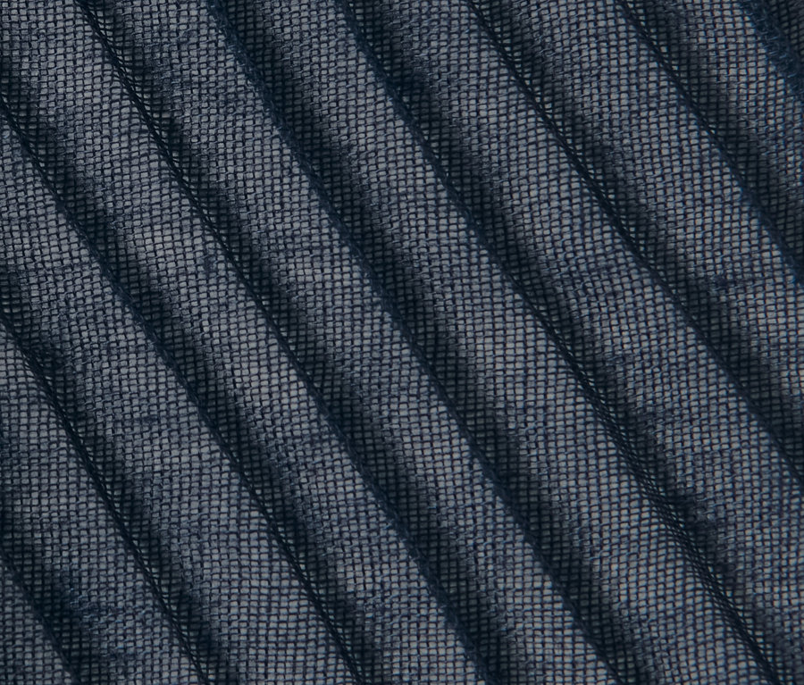 Detailaufnahme eines plissierten Schals.