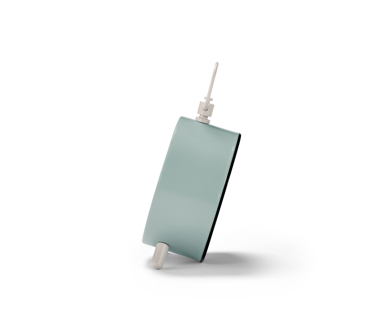 Leicht geneigter, analoger Designwecker.