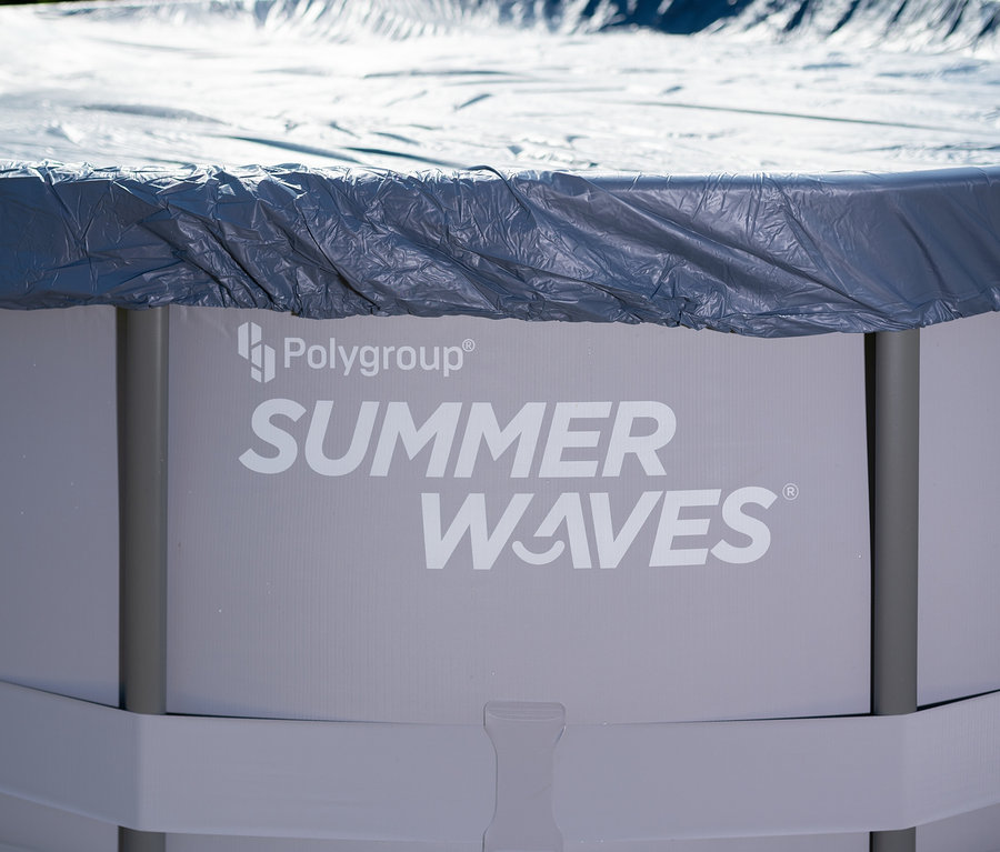 Detailansicht eines grauen Summer Waves Elite-Frame-Pools, Ø ca. 488 cm, der mit einer grauen Plane abgedeckt ist.