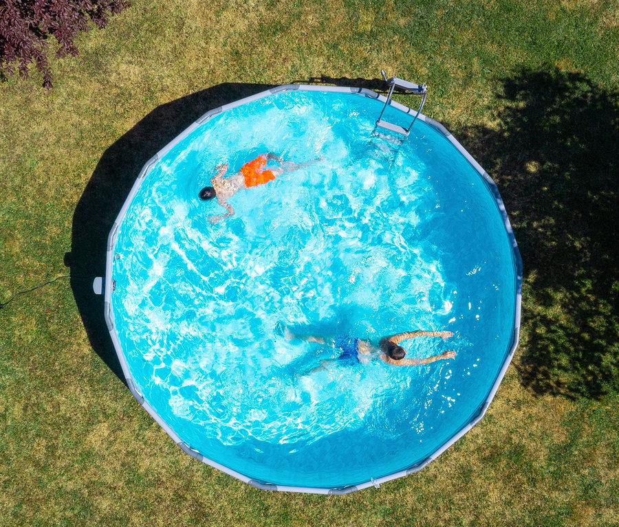 Draufsicht auf zwei Personen, die im Summer Waves Elite-Frame-Pool mit einem Durchmesser von ca. 488 cm schwimmen.