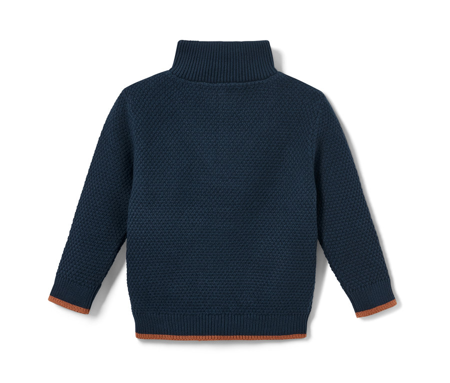 Blauer Kinder-Troyer mit Rollkragen und braunen Bündchen.