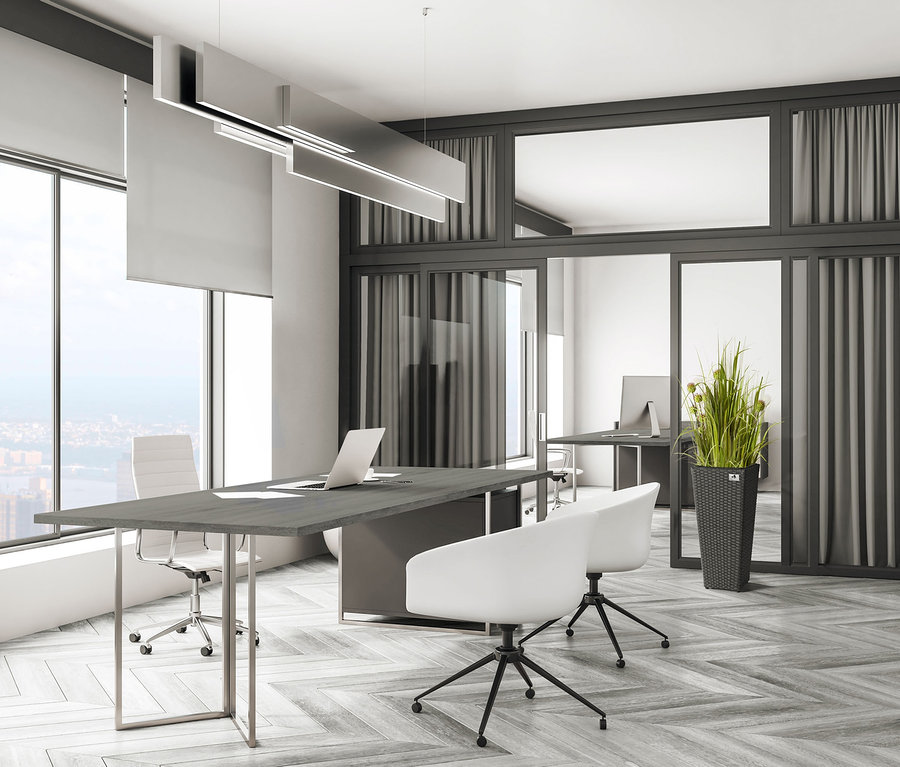 Büro mit Schreibtisch, Stühlen und anthrazitfarbener Pflanzsäule aus Polyrattan, Höhe ca. 60 cm.