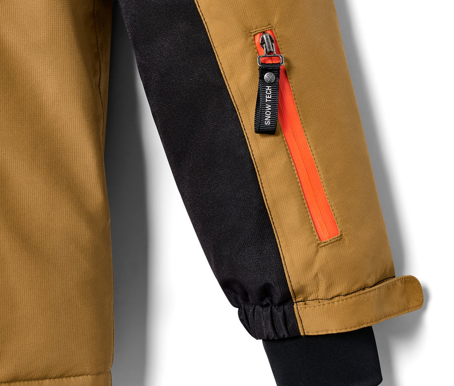 Detailansicht einer Kinder-Snowboardjacke.