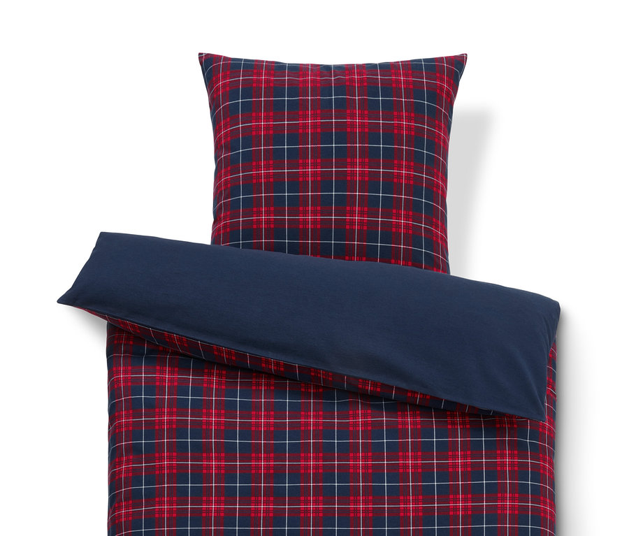 Rot-blau karierte Biber-Bettwäsche.