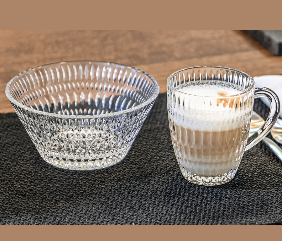 Auf einem Tisch stehen eine Glasschale, ein Latte Macchiato und eine Serviette mit Löffeln. Zu sehen ist eine 6 Nachtmann Schalen »Ethno«, ca. 16 cm.