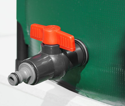 Detail einer grünen, faltbaren Regentonne (ca. 250 l) mit rotem Hahn.