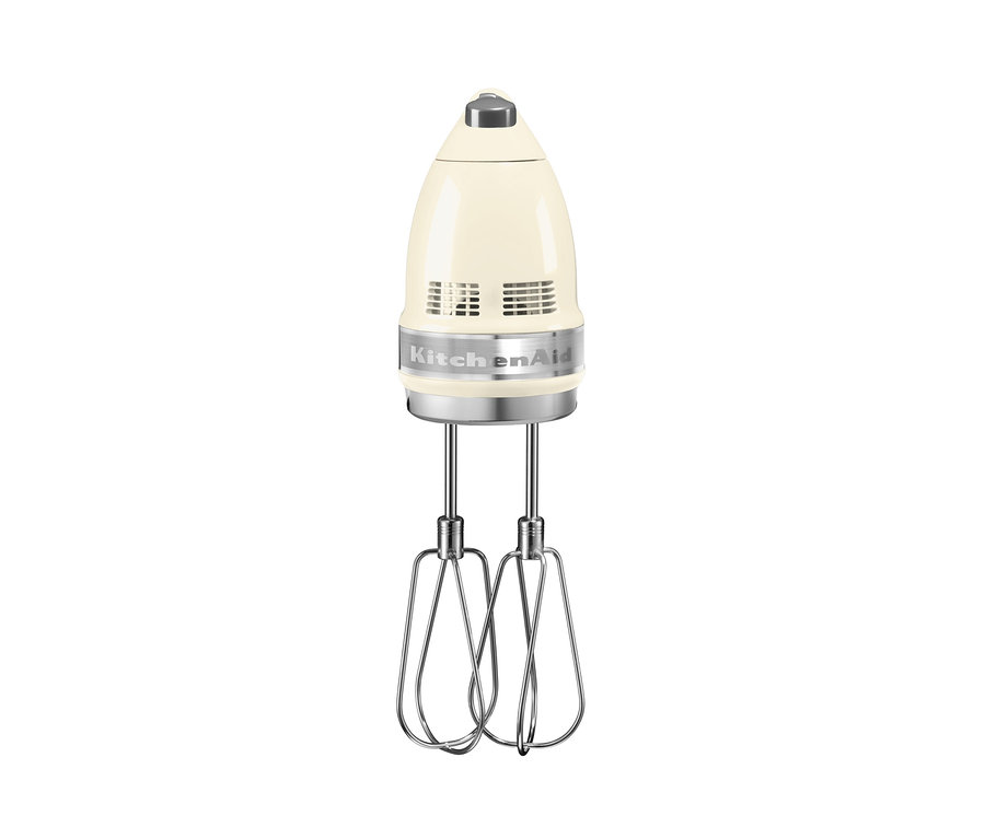 Ein cremefarbener KitchenAid-Handmixer »5KHM9212EAC« mit zwei Metallquirlen.