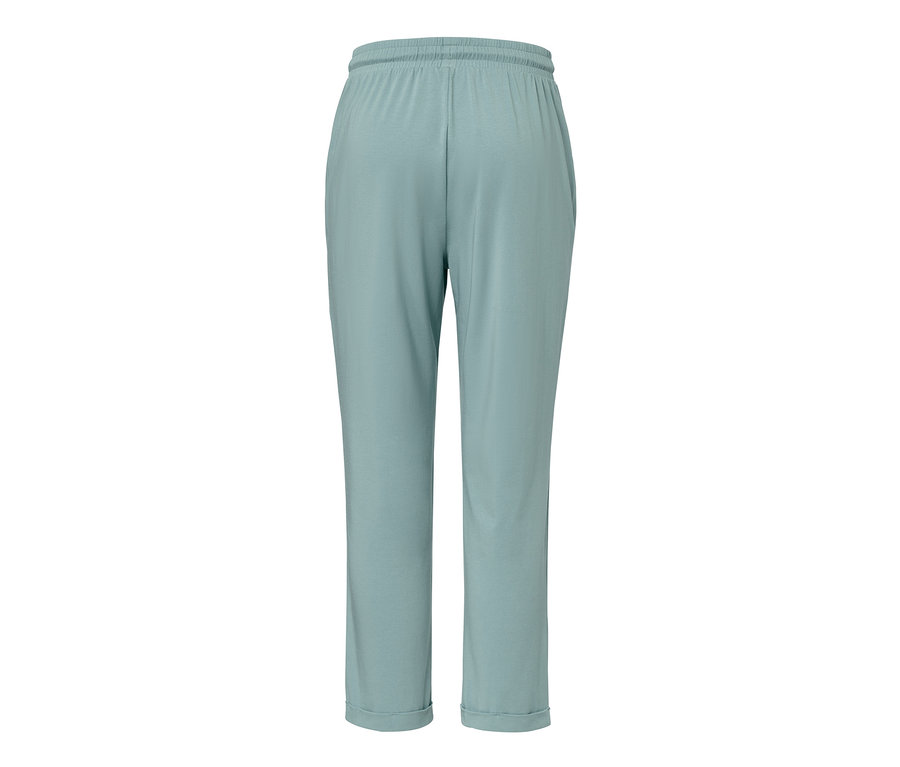 Hellblaue Pyjamahose.