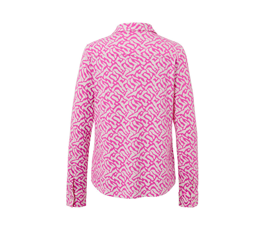 Detailansicht eines Blusenshirts mit Knopfleiste und pink-weißem Muster.