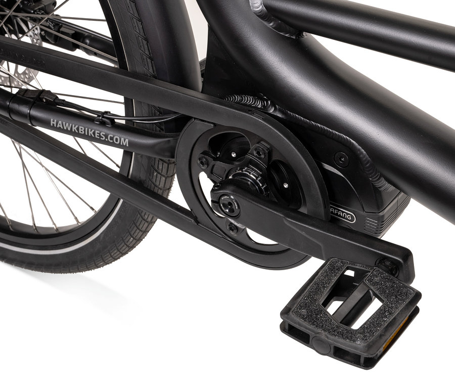 Detailaufnahme eines schwarzen HAWK Bikes Lastenrad E-Cargo 2.2 Bafang, Fokus auf Pedal, Kette und Rahmen.