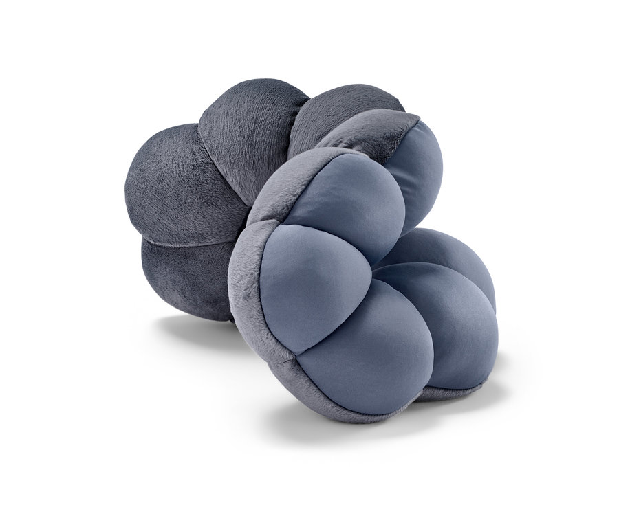 Ein graues Relaxkissen in Blumenform.