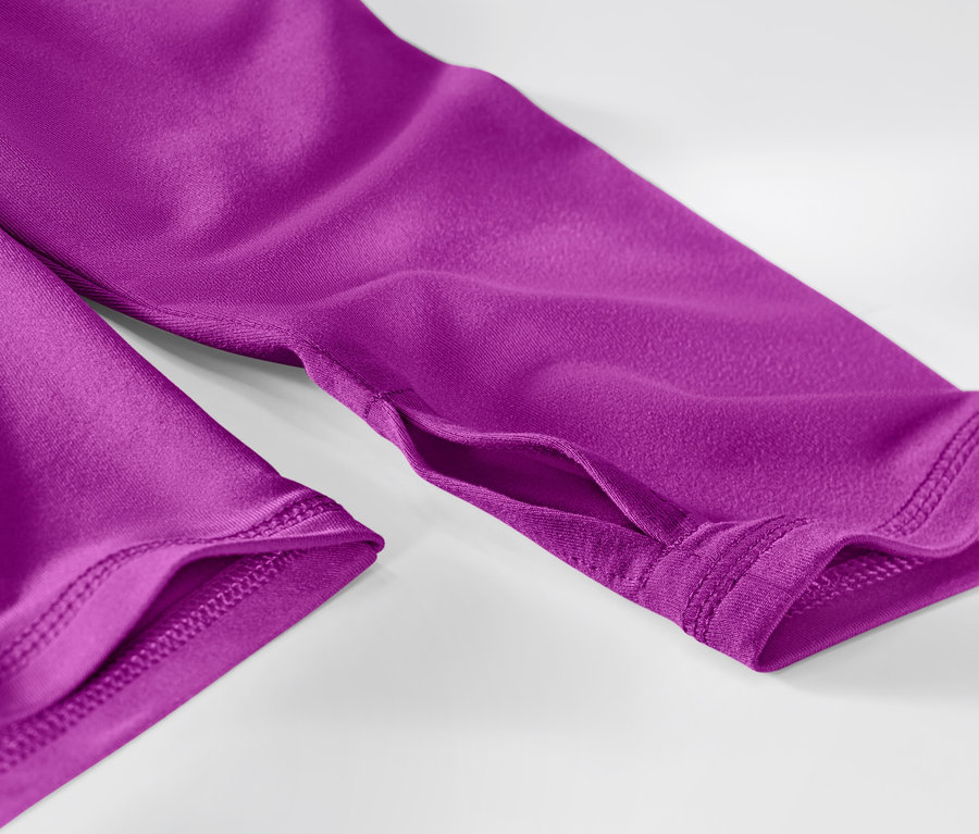 Detailaufnahme eines neonbeerenfarbenen Langarm-Funktionsshirts, das ein Daumenloch zeigt.