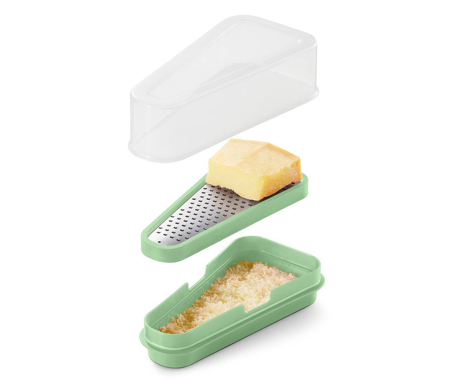 Eine zerlegte 2-in-1-Parmesanreibe mit einem Käsestück oben und geriebenem Käse unten.