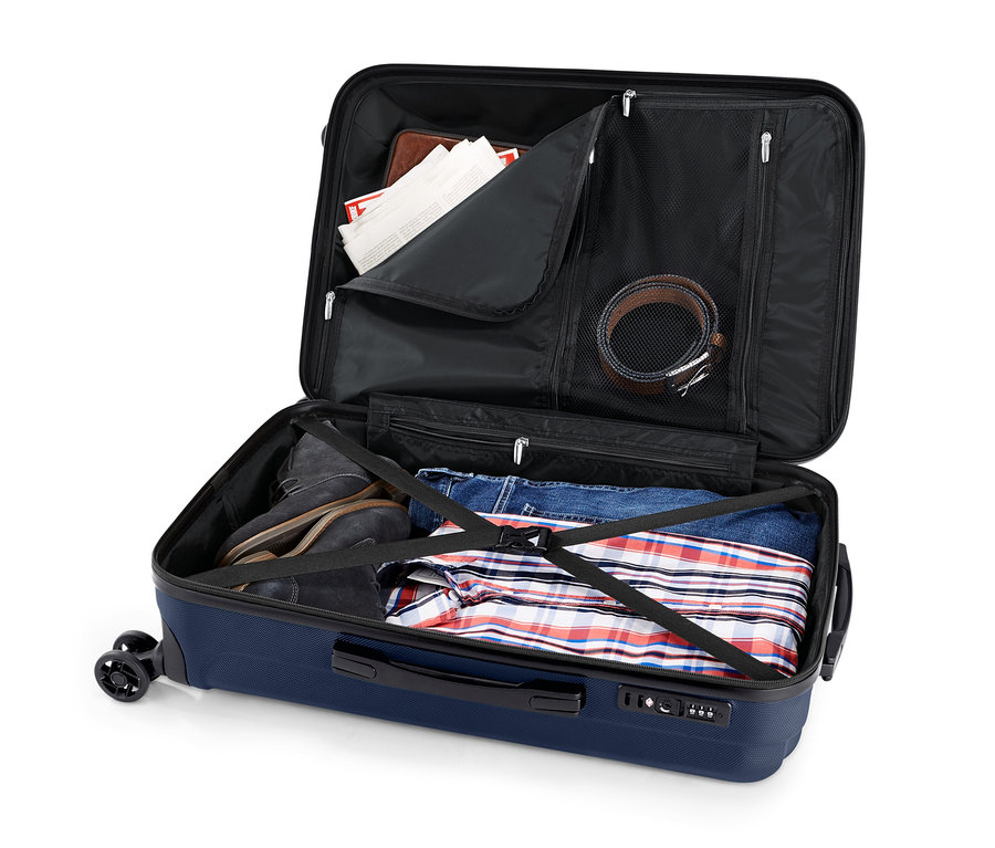 Geöffneter Hartschalen Koffer-Set mit Kleidung.