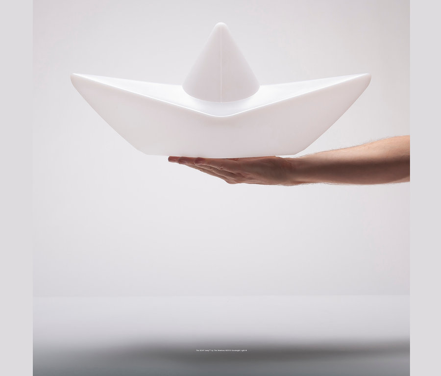 Eine Hand hält eine Goodnight Light LED-Leuchte »Boot«.