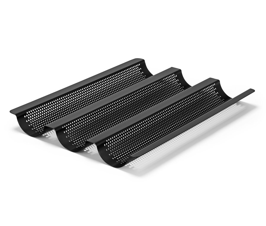 Schwarzes Baguette-Backblech mit perforierter Oberfläche.