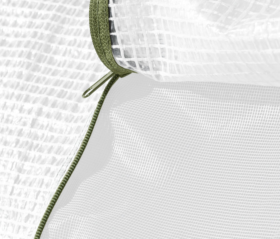 Detailansicht eines seitlichen Reißverschlusses an einem Anlehn-Pflanzenschutz-Zelt.