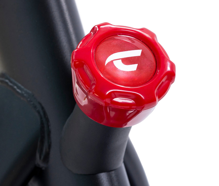 Detailaufnahme eines roten Drehknopfs am Rahmen des Christopeit Sport Racer Bike 4.0.