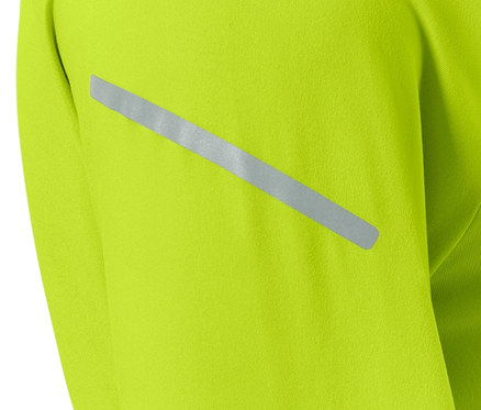 Detailansicht eines neonlimefarbenen Thermo-Funktionsshirts mit Reflexstreifen.