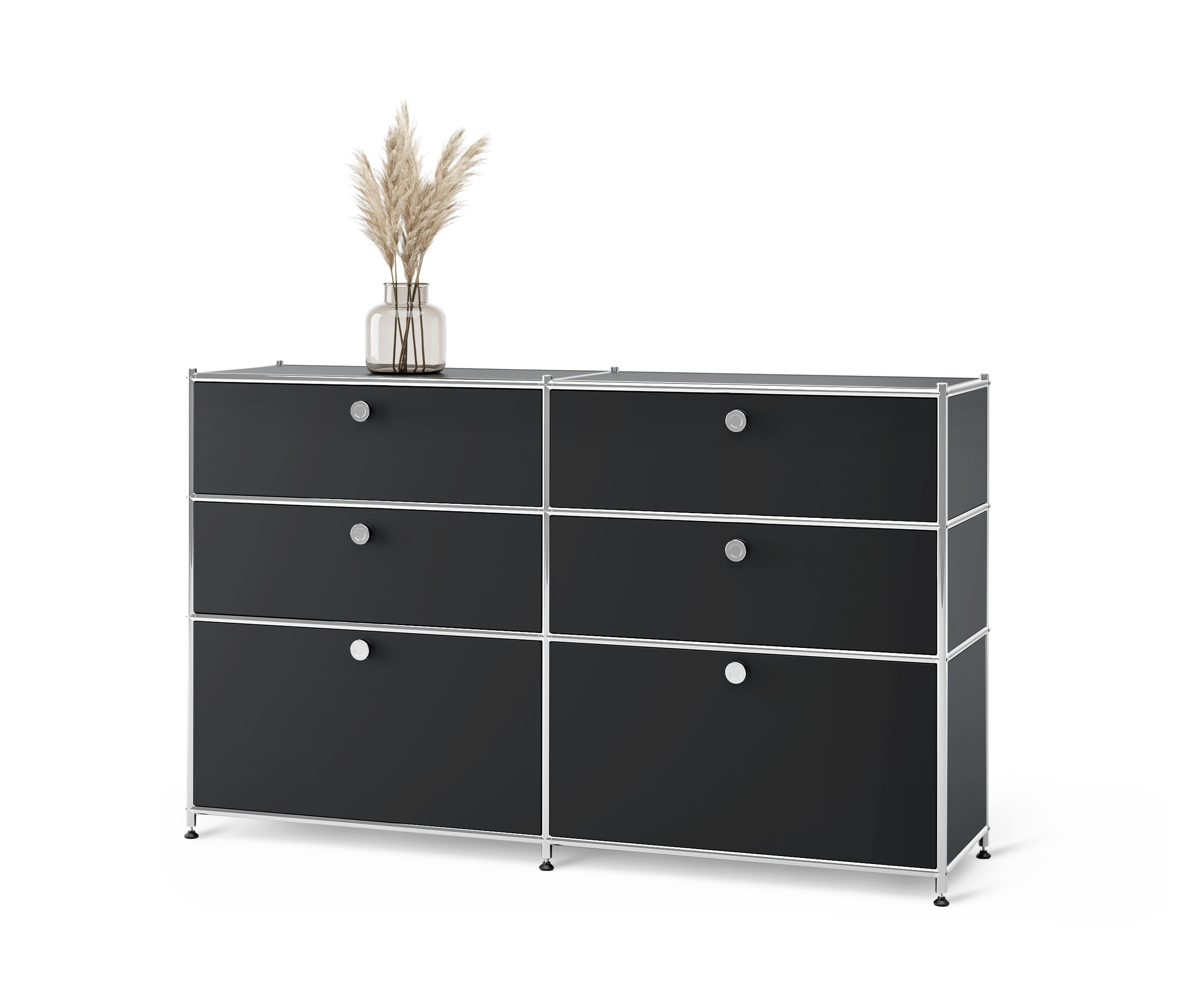 Schwarze Kommode Metall »CN3« mit 6 Schubladen. Auf der Oberseite steht eine Vase mit Pampasgras.