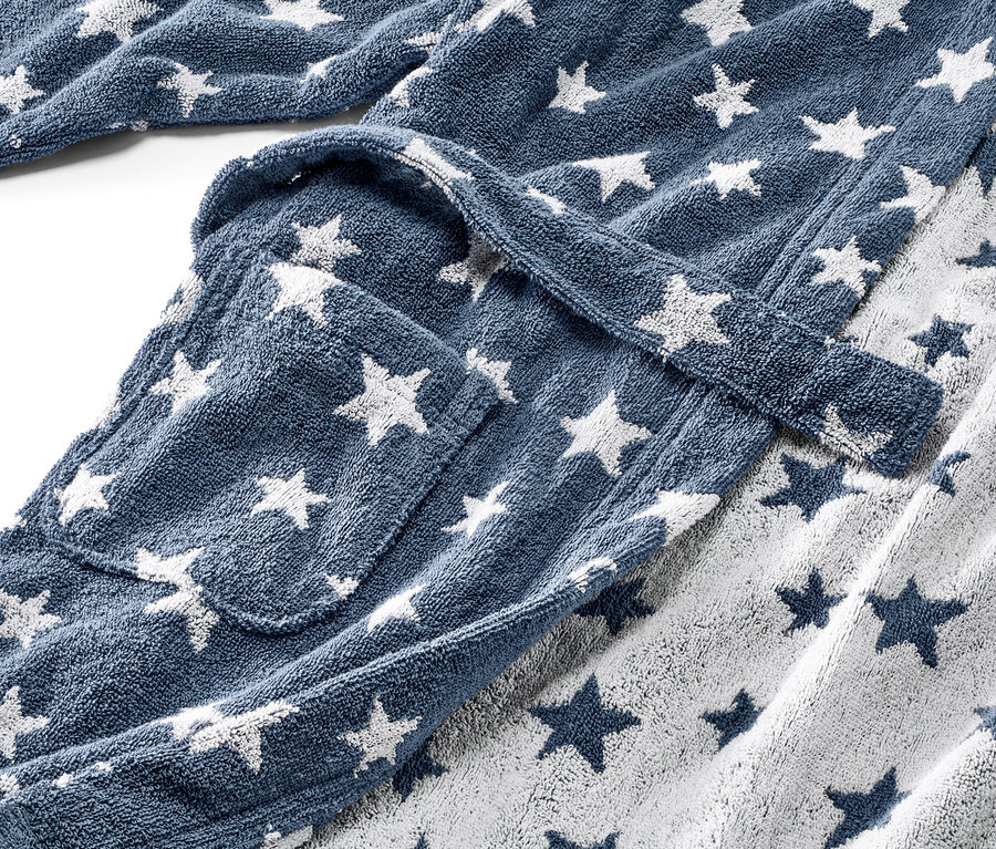 Detailansicht eines Kinder-Bademantels mit Sternen.