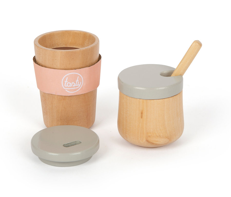 Holzspielzeug Kaffeeset »tasty« bestehend aus Tasse mit rosa Stulpe, Zuckerdose mit Löffel und Deckel.