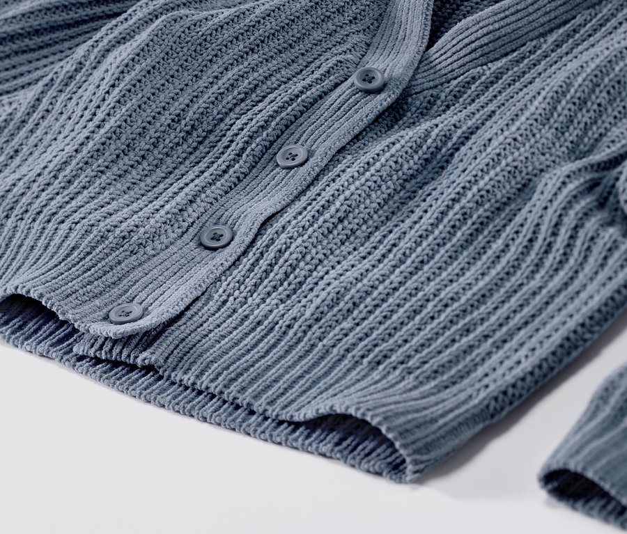 Detailaufnahme einer Kinder Chenille-Strickjacke.